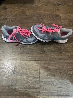 Nike Women’s Gray Running Shoes with Pink Laces size 7